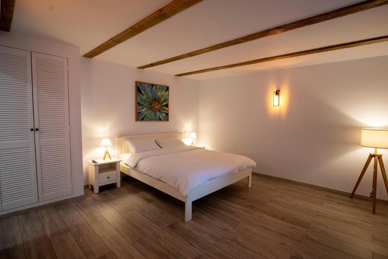Mani Studio Apartment *